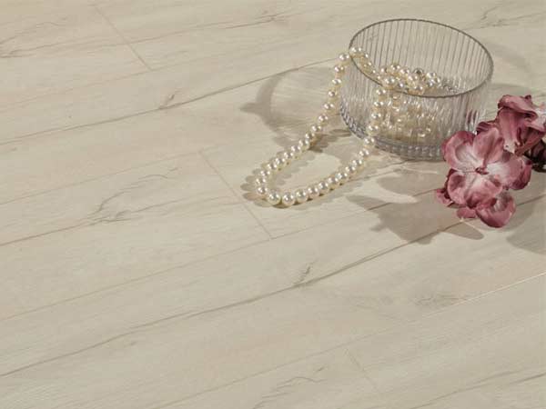 強(qiáng)化復(fù)合木地板的優(yōu)勢和缺點(diǎn)